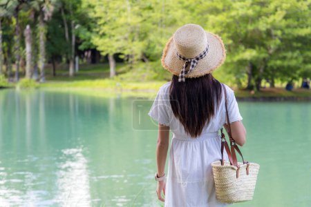 Foto de Mujer viajera mira el lago en el paisaje natural - Imagen libre de derechos