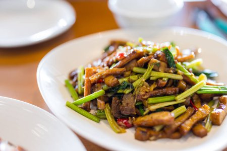 Téléchargez les photos : Cuisine chinoise avec tofu frit et viande de porc - en image libre de droit