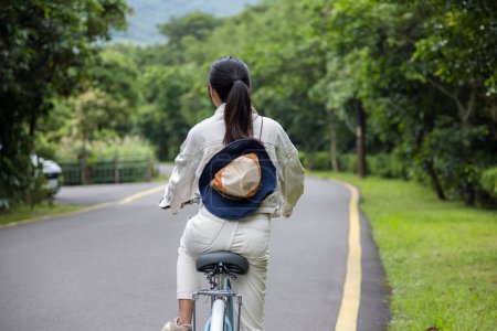 Téléchargez les photos : Femme faire du vélo à la campagne - en image libre de droit