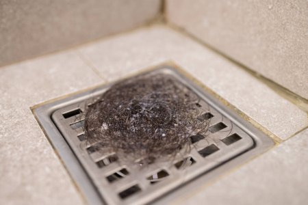 Téléchargez les photos : Bloqué avec sale et cheveux sur les tuyaux d'égout drain de sol à la salle de bain - en image libre de droit