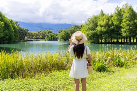 Téléchargez les photos : Femme touristique regarder l'étang d'eau - en image libre de droit