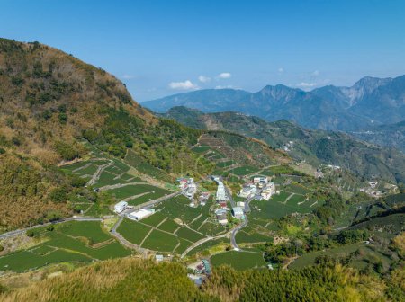 Foto de Vista aérea del campo en la montaña en Shizhuo Trails en Alishan de Taiwán - Imagen libre de derechos