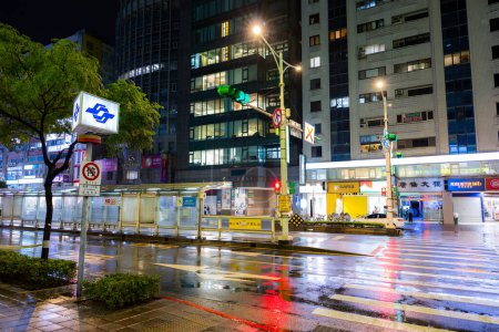 Téléchargez les photos : Taipei, Taiwan - 06 septembre 2023 : Taipei rue de la ville la nuit sous la pluie - en image libre de droit