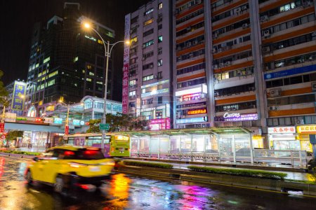Foto de Taipei, Taiwán 06 de septiembre de 2023: Calle de la ciudad de Taipei por la noche bajo la lluvia - Imagen libre de derechos