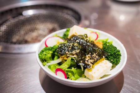 Téléchargez les photos : Salade aux algues au restaurant - en image libre de droit