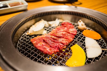 Téléchargez les photos : BBQ de style japonais au restaurant - en image libre de droit