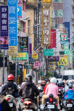 Téléchargez les photos : Taipei, Taiwan - 19 avril 2023 : Une foule de motos dans la ville de Taipei - en image libre de droit