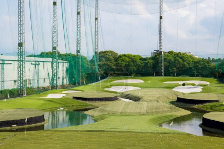 Foto de Campo de prácticas de golf hecho de malla de alambre verde grande - Imagen libre de derechos