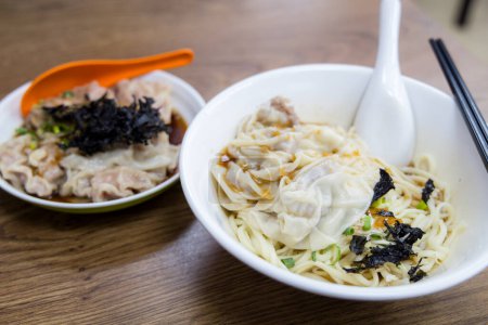 Téléchargez les photos : Boulette de viande taïwanaise nouilles dans un restaurant local - en image libre de droit