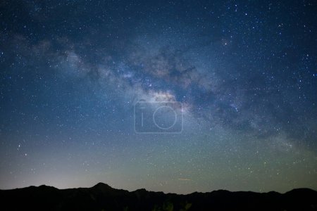 Foto de Estrellas y Vía Láctea en el hermoso cielo nocturno - Imagen libre de derechos