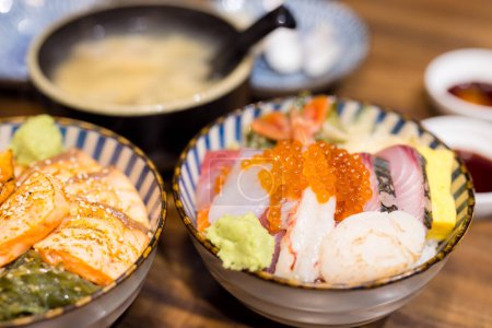 Téléchargez les photos : Bol de riz sashimi cru frais - en image libre de droit