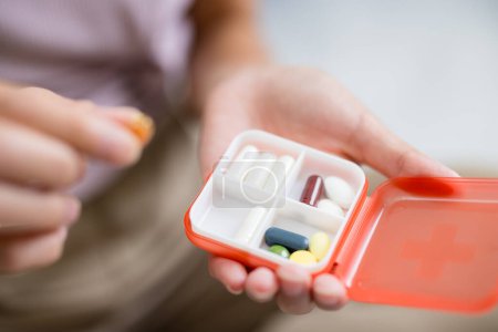 Foto de Caja de la píldora con medicamentos y suplemento nutricional - Imagen libre de derechos