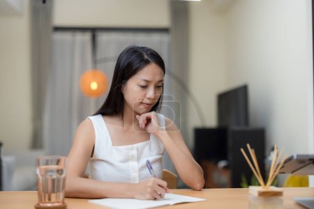 Téléchargez les photos : Femme écrire sur le carnet à la maison - en image libre de droit