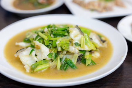 Téléchargez les photos : Friture de poisson asiatique aux légumes - en image libre de droit