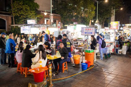 Foto de Taipei, Taiwán - 15 de marzo de 2023: Ningxia road night market in Taipei city of Taiwan - Imagen libre de derechos