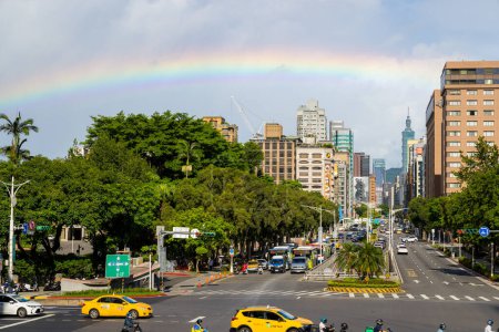 Téléchargez les photos : Taipei, Taiwan - 25 Juillet 2023 : Taipei rue de la ville avec arc-en-ciel - en image libre de droit