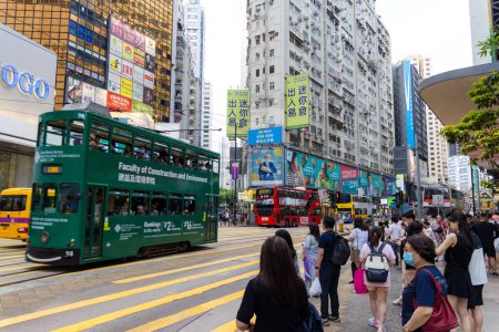 Téléchargez les photos : Hong Kong - 20 juin 2023 : Ville de Hong Kong avec piétons traversant la route dans le quartier de Causeway Bay - en image libre de droit