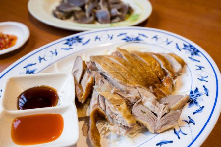 Téléchargez les photos : Tranche de viande d'oie dans une assiette au restaurant - en image libre de droit