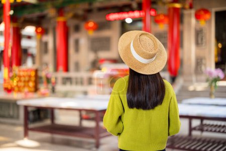 Téléchargez les photos : Une femme touristique visite le temple chinois - en image libre de droit