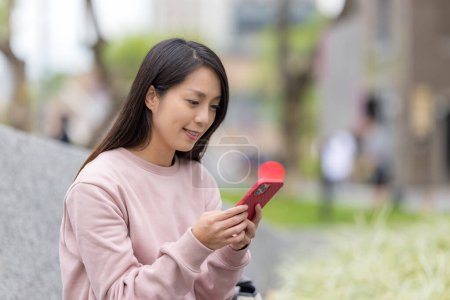 Téléchargez les photos : Femme utilisation du téléphone portable en ville - en image libre de droit