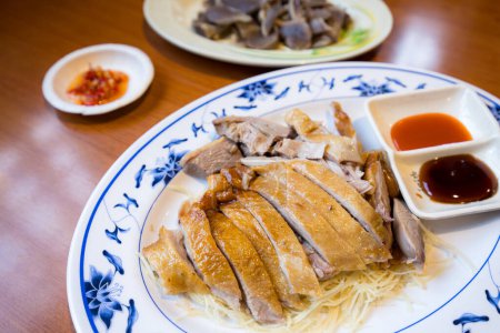 Téléchargez les photos : Tranche de viande d'oie dans une assiette au restaurant - en image libre de droit