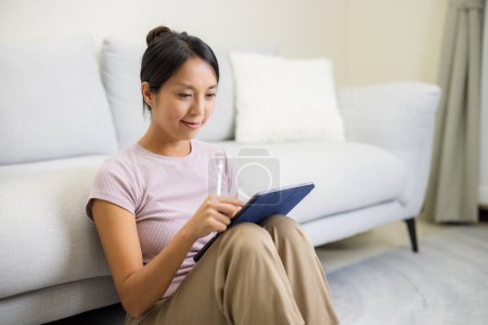 Téléchargez les photos : Woman use tablet computer at home - en image libre de droit