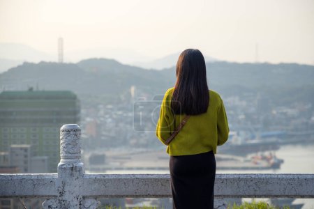 Foto de Mujer mira la bahía de keelung en Taiwán - Imagen libre de derechos