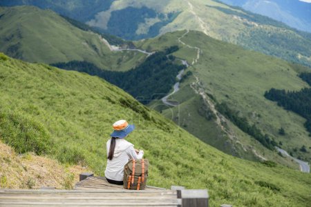 Téléchargez les photos : Asiatique femme randonneur repos sur la montagne - en image libre de droit