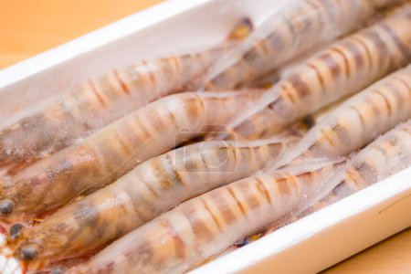 Téléchargez les photos : Crevettes congelées dans un emballage en mousse - en image libre de droit
