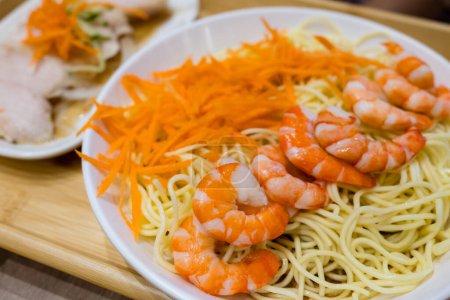 Téléchargez les photos : Nouilles froides à la carotte aux crevettes - en image libre de droit