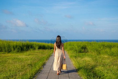 Téléchargez les photos : Voyage femme promenade le long du parc dans chaojing parc à Keelung de Taiwan - en image libre de droit