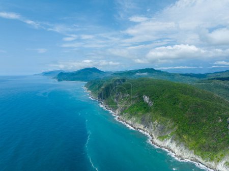 Téléchargez les photos : Paysages de montagne et de mer avec ciel bleu - en image libre de droit