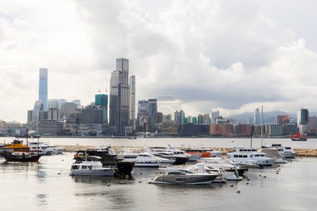 Foto de Hong Kong - 26 de junio de 2023: Ciudad de Hong Kong en el lado del puerto - Imagen libre de derechos