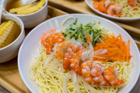 Téléchargez les photos : Nouilles froides aux crevettes carotte et concombre - en image libre de droit