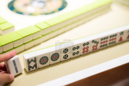 Foto de Jugando Mahjong en la mesa - Imagen libre de derechos