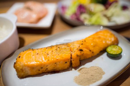 Téléchargez les photos : Filet de saumon frit plat au restaurant - en image libre de droit