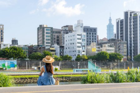 Téléchargez les photos : Voyage femme visiter Taipei ville - en image libre de droit