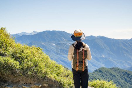 Téléchargez les photos : Voyageurs femmes sur la montagne - en image libre de droit