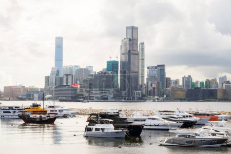 Foto de Hong Kong - 26 de junio de 2023: Ciudad de Hong Kong en el lado del puerto - Imagen libre de derechos