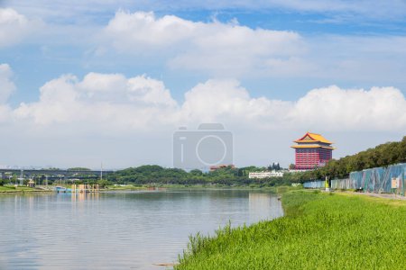 Téléchargez les photos : Taiwan - 12 août 2023 : Taipei City skyline with river - en image libre de droit