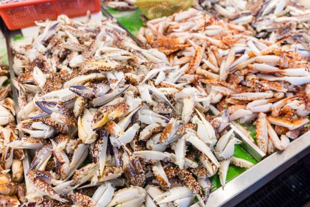 Téléchargez les photos : Crabe des fruits de mer vendre sur le marché humide - en image libre de droit
