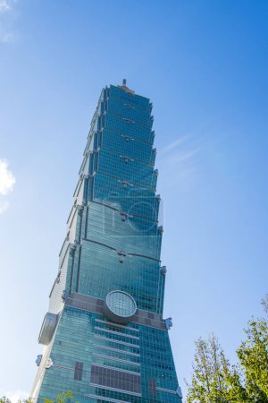 Téléchargez les photos : Taipei, Taiwan - 02 octobre 2023 : Vue du bas de la tour Taipei 101 - en image libre de droit