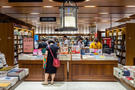 Foto de Taipei, Taiwán - 05 de octubre de 2023: Tienda de libros Tsutaya en el centro comercial Noke en la zona de Dazhi en la ciudad de Taipei - Imagen libre de derechos