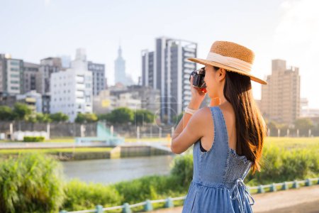 Téléchargez les photos : Voyage femme visiter Taipei ville utiliser un appareil photo numérique pour prendre des photos - en image libre de droit