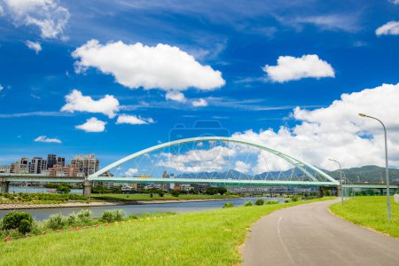 Téléchargez les photos : Taipei, Taiwan - 25 juillet 2023 : Pont traversant la rivière Keelung à Taipei - en image libre de droit