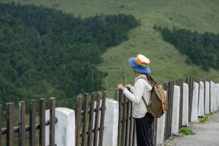 Téléchargez les photos : Femme faire de la randonnée sur la montagne - en image libre de droit