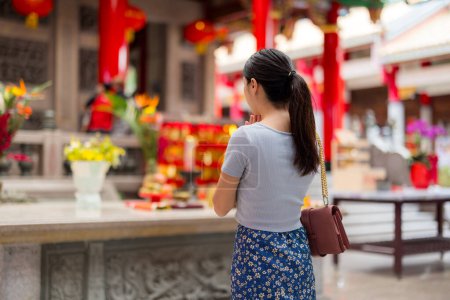 Téléchargez les photos : Asiatique femme prier dans chinois temple - en image libre de droit