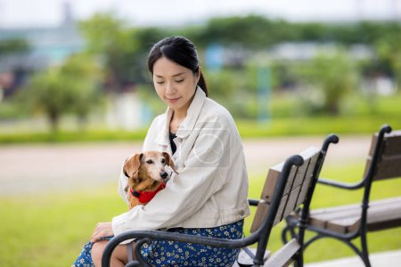 Téléchargez les photos : Femme sortir avec son chien au parc - en image libre de droit