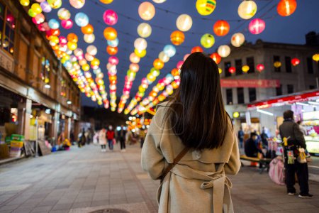 Foto de Mujer ir Dihua calle para disfrutar de la decoración de Año Nuevo en la ciudad de Taipei - Imagen libre de derechos