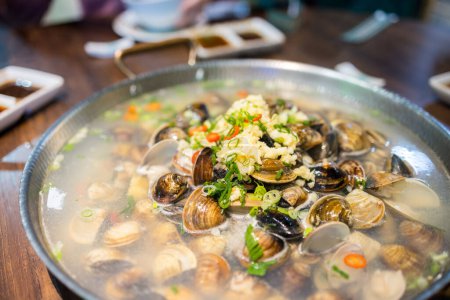 Téléchargez les photos : Chauffe-fruits de mer aux palourdes frais n le restaurant - en image libre de droit